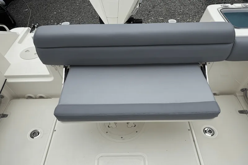 Slide: The Image of Boston Whaler 230 Outrage 2026 - 10