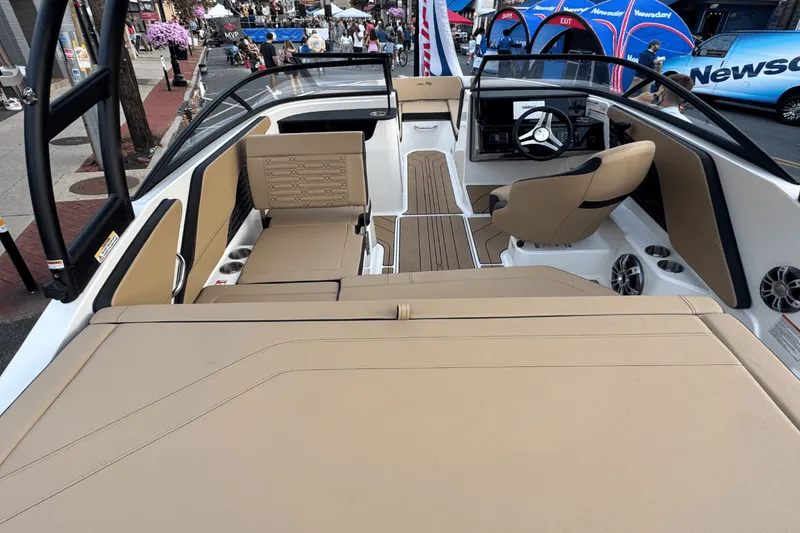 Slide: The Image of Sea Ray SPX 190 Outboard 2025 - 5