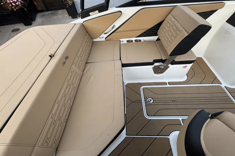 Slide: The Image of Sea Ray SPX 190 Outboard 2025 - 9