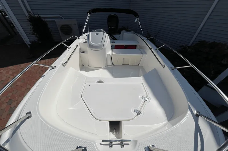 Slide: The Image of Boston Whaler 160 Super Sport 2026 - 9