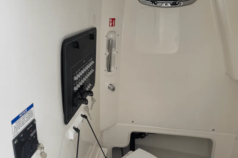 Slide: The Image of Boston Whaler 280 Outrage 2026 - 30