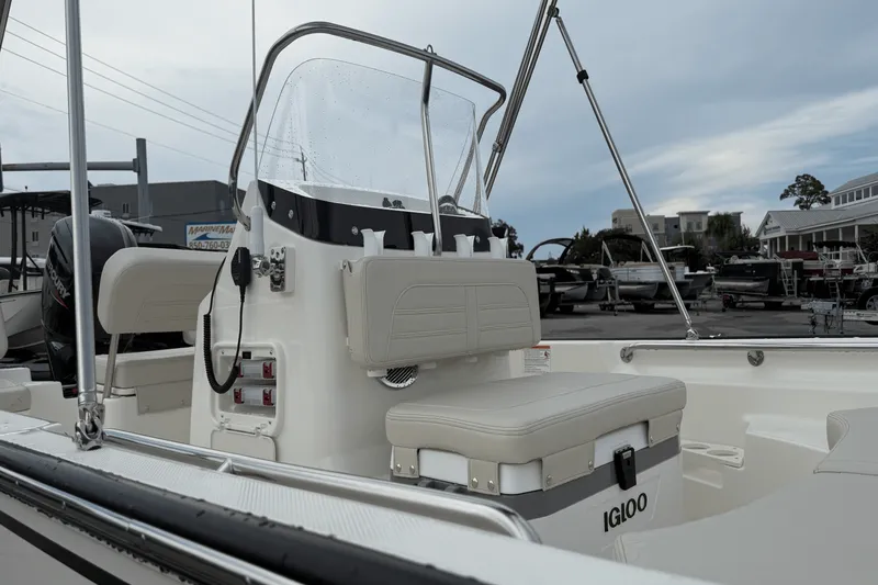 Slide: The Image of Boston Whaler 170 Montauk 2025 - 15