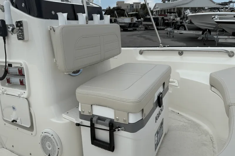 Slide: The Image of Boston Whaler 170 Montauk 2025 - 17