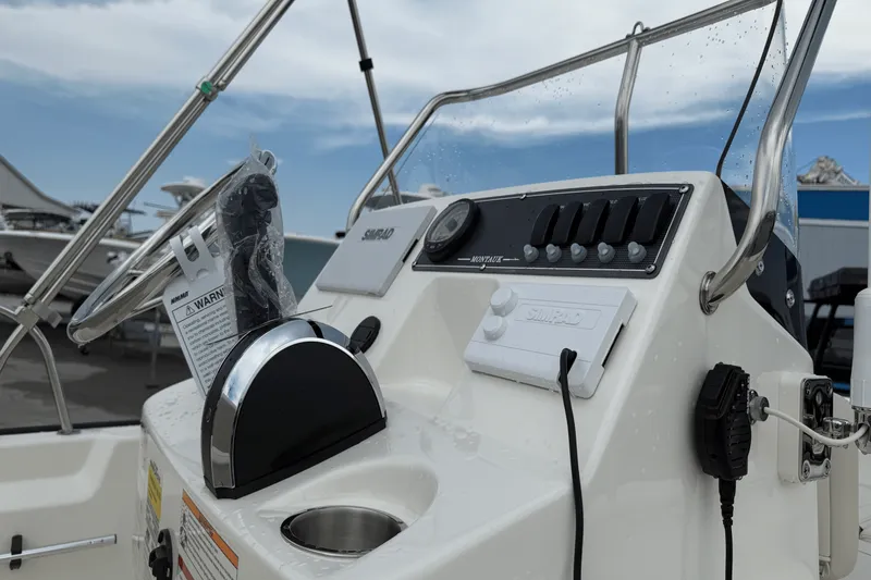 Slide: The Image of Boston Whaler 170 Montauk 2025 - 20