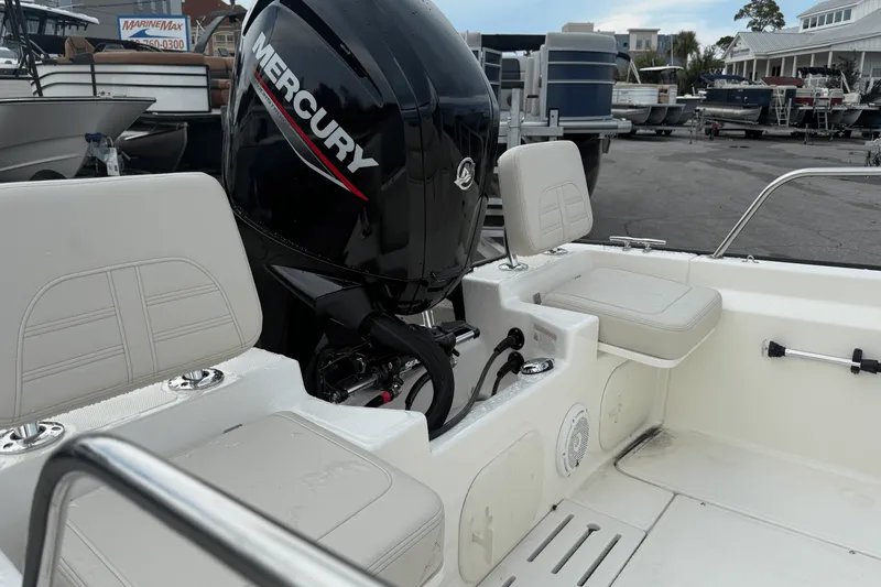 Slide: The Image of Boston Whaler 170 Montauk 2025 - 23