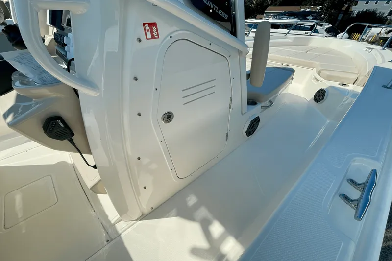 Slide: The Image of Boston Whaler 250 Dauntless 2026 - 15
