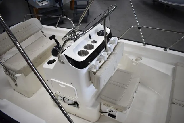 Slide: The Image of Boston Whaler 150 Montauk 2022 - 17