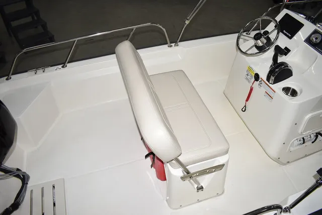 Slide: The Image of Boston Whaler 150 Montauk 2022 - 14