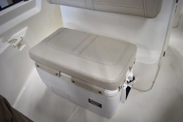 Slide: The Image of Boston Whaler 150 Montauk 2022 - 35