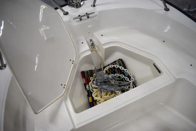 Slide: The Image of Boston Whaler 150 Montauk 2022 - 34