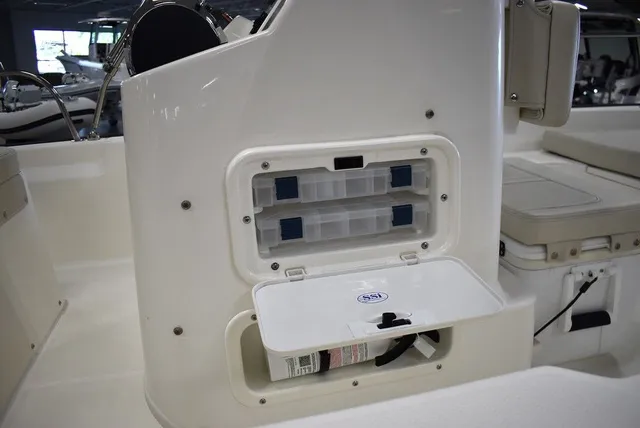 Slide: The Image of Boston Whaler 150 Montauk 2022 - 19