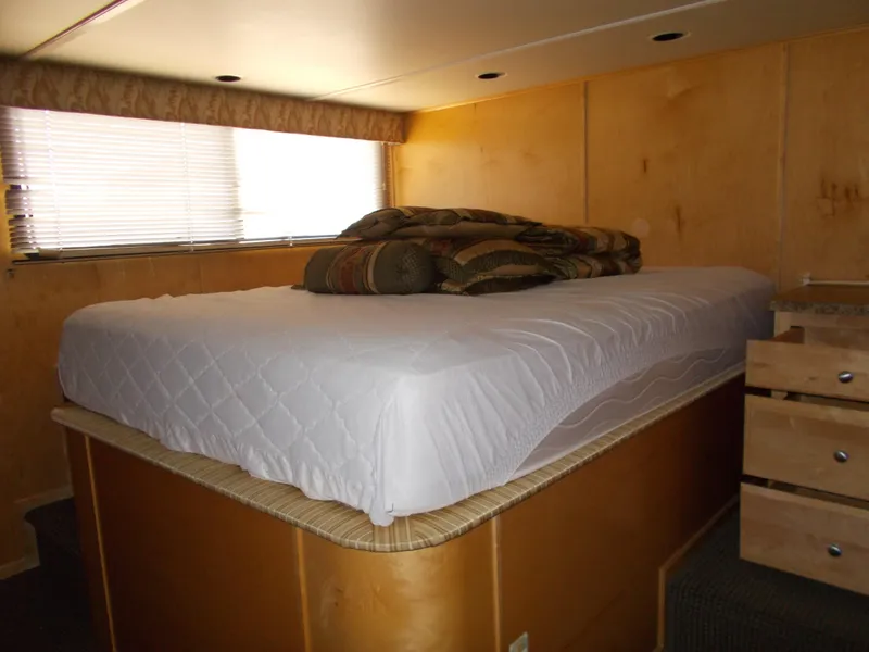 Slide: The Image of Bedroom interior of 2006 American Waterways Sapphire Skies 1/10 Ownership houseboat. - 14