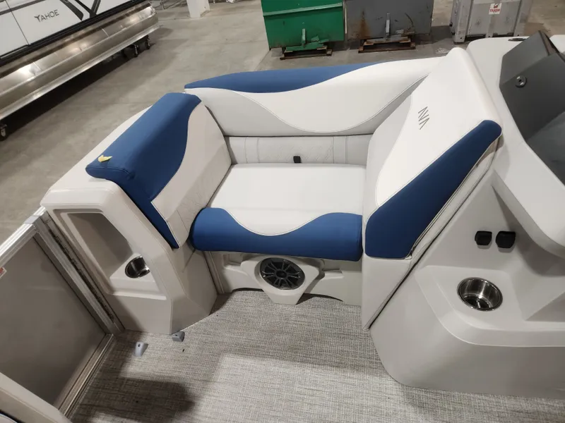 Slide: The Image of Avalon "Liquid Silver" Venture Cruise - 15 FT 2027 - 4