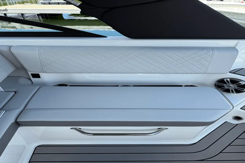 Slide: The Image of Sea Ray SDX 270 Outboard 2025 - 10