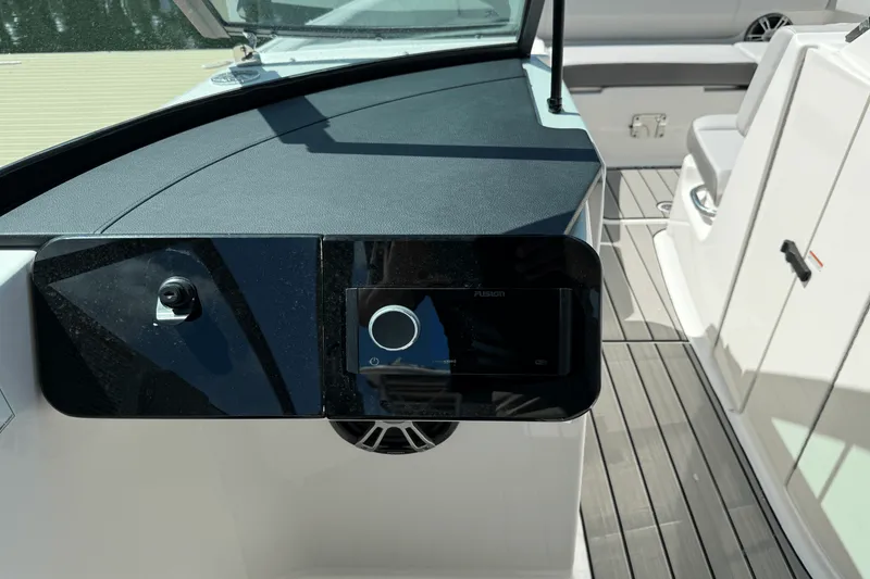 Slide: The Image of Sea Ray SDX 270 Outboard 2025 - 17