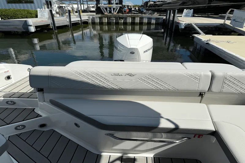 Slide: The Image of Sea Ray SDX 270 Outboard 2025 - 19