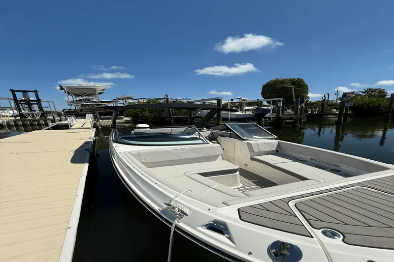 Slide: The Image of Sea Ray SDX 270 Outboard 2025 - 5