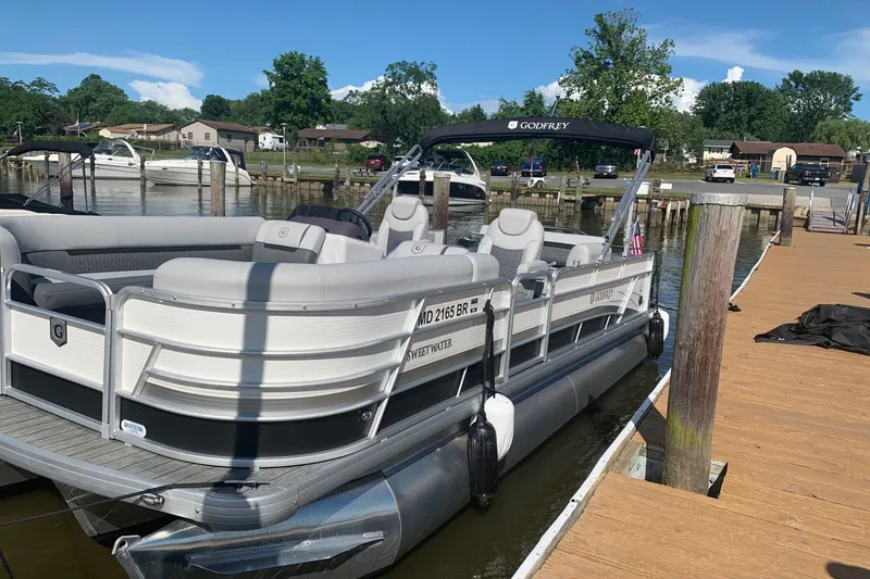 Slide: The Image of 2020 Sweetwater 2286 SFL pontoon boat docked at a marina. - 4