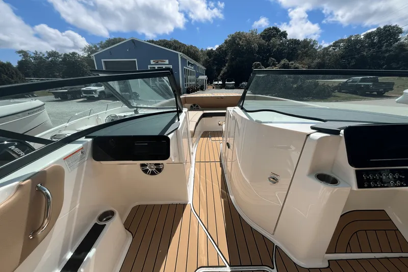 Slide: The Image of Sea Ray SDX 270 Outboard 2025 - 12