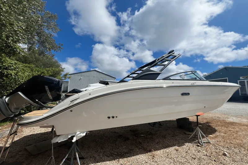 Slide: The Image of Sea Ray SDX 270 Outboard 2025 - 20