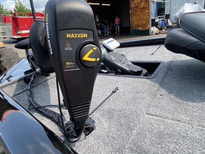 Slide: The Image of 2023 Tracker Pro Team™ 195 TXW boat with Minn Kota Maxxum trolling motor. - 13