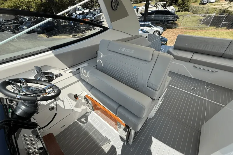 Slide: The Image of Cruisers Yachts 38 GLS 2026 - 30