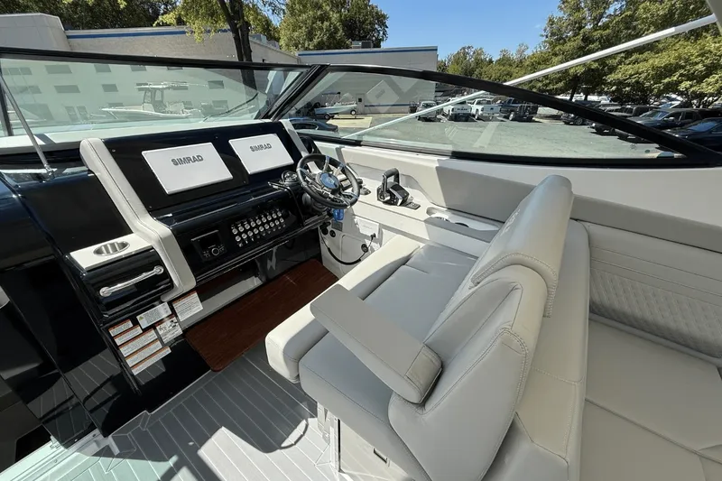 Slide: The Image of Cruisers Yachts 38 GLS 2026 - 33