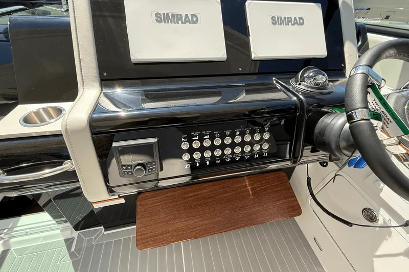 Slide: The Image of Cruisers Yachts 38 GLS 2026 - 34