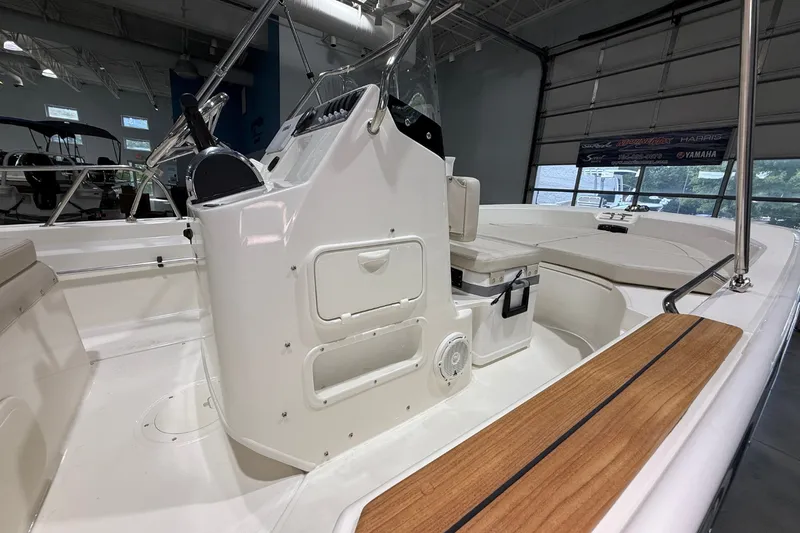 Slide: The Image of Boston Whaler 170 Montauk 2025 - 12