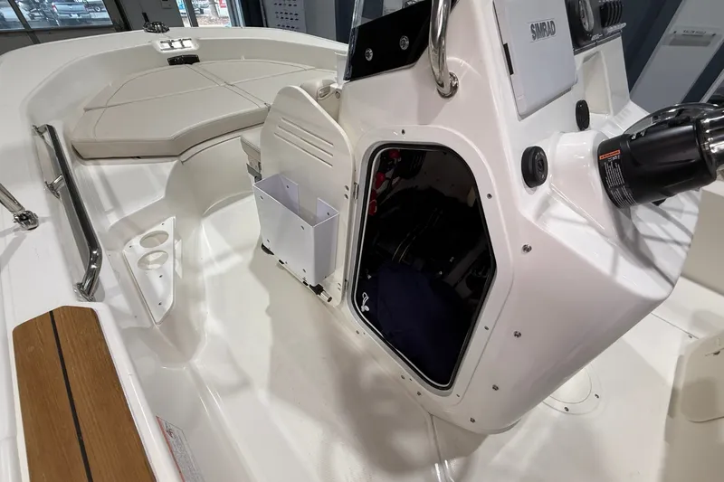 Slide: The Image of Boston Whaler 170 Montauk 2025 - 13
