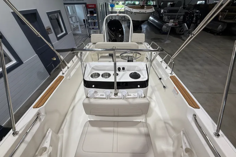 Slide: The Image of Boston Whaler 170 Montauk 2025 - 14