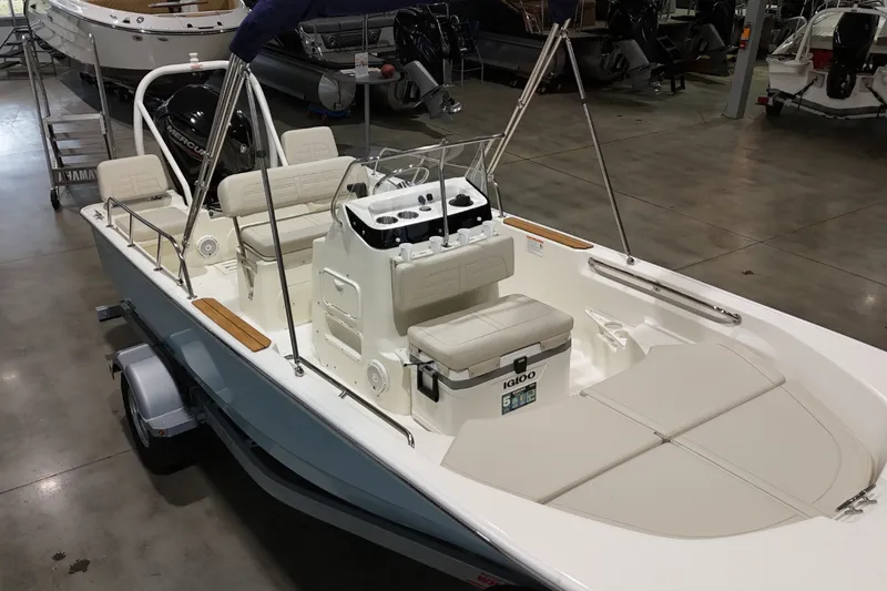 Slide: The Image of Boston Whaler 170 Montauk 2025 - 15