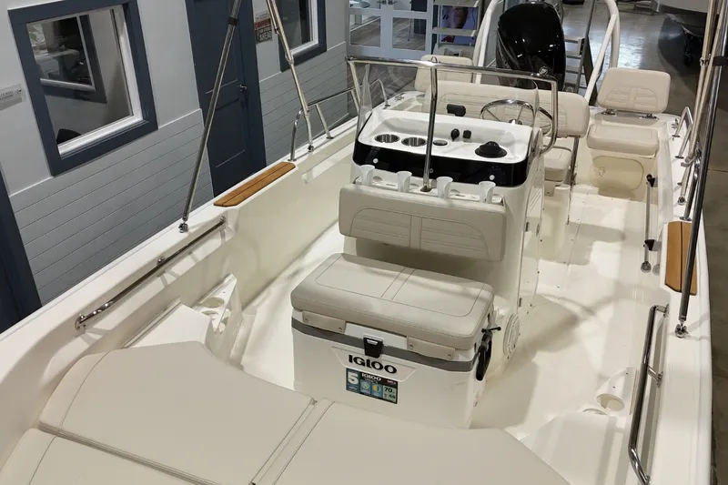 Slide: The Image of Boston Whaler 170 Montauk 2025 - 16