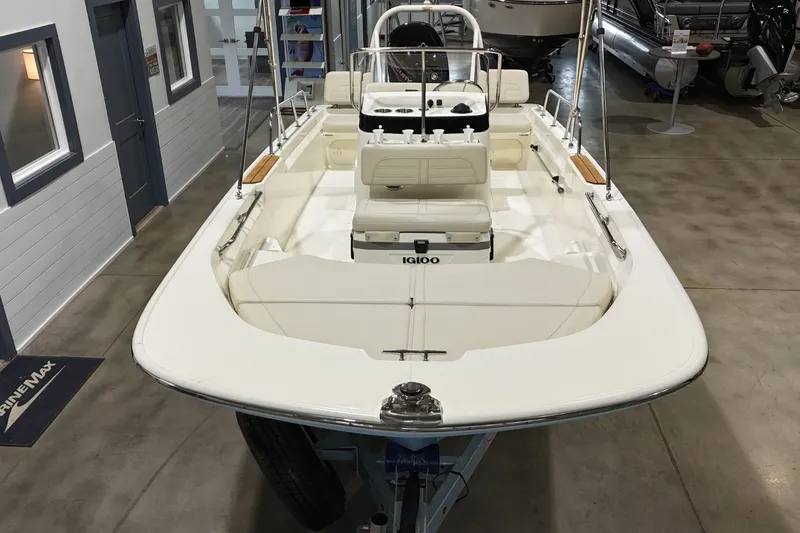 Slide: The Image of Boston Whaler 170 Montauk 2025 - 17