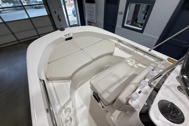 Slide: The Image of Boston Whaler 170 Montauk 2025 - 18