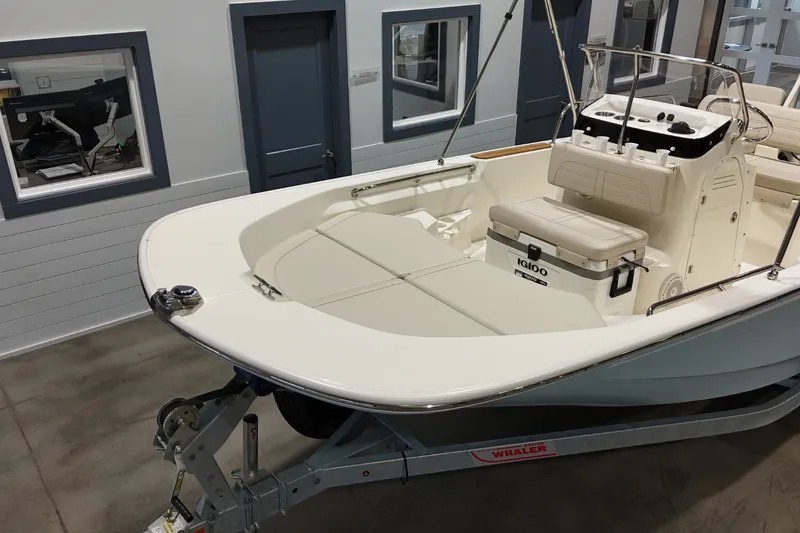 Slide: The Image of Boston Whaler 170 Montauk 2025 - 19