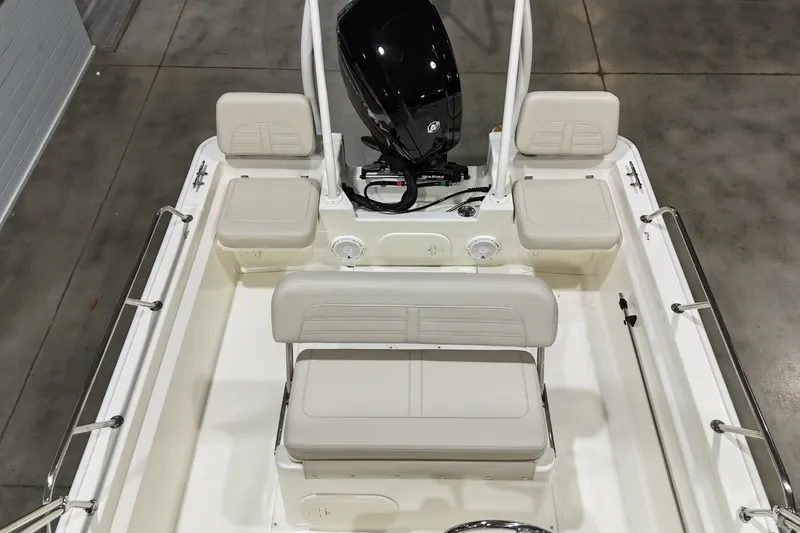 Slide: The Image of Boston Whaler 170 Montauk 2025 - 7