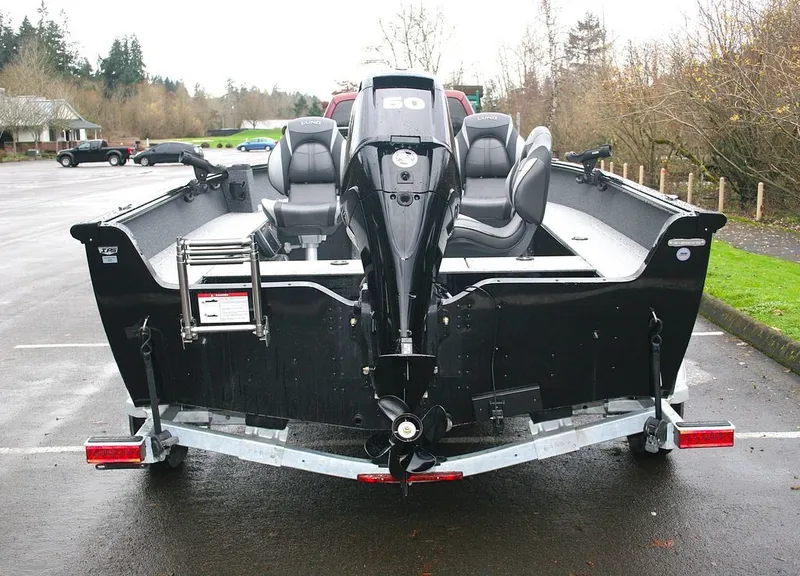 Slide: The Image of Lund 1700 Explorer Tiller 2026 - 3