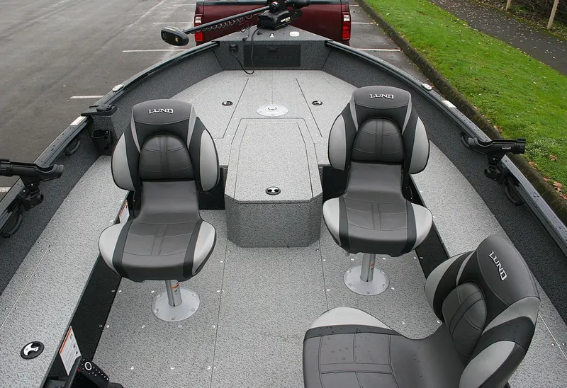 Slide: The Image of Lund 1700 Explorer Tiller 2026 - 4
