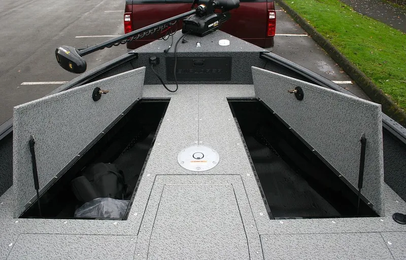 Slide: The Image of Lund 1700 Explorer Tiller 2026 - 6