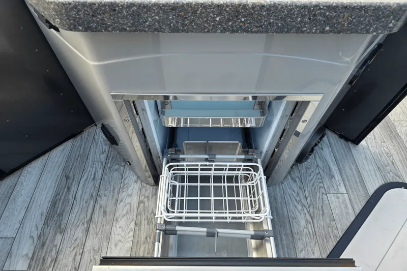 Slide: The Image of SunCatcher E326GT TRITOON 2018 - 6