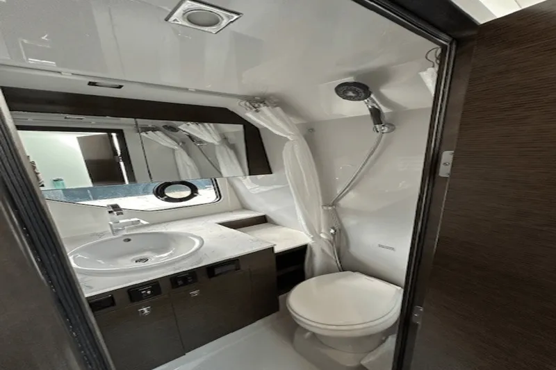 Slide: The Image of Cruisers 38 GLS 2020 - 12