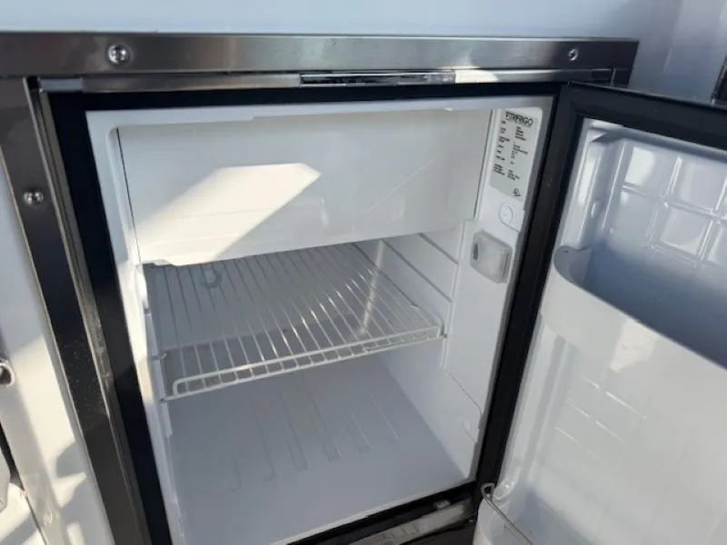 Slide: The Image of Cruisers 38 GLS 2020 - 21