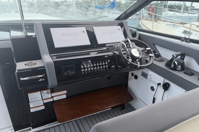 Slide: The Image of Cruisers Yachts 38 GLS 2020 - 13