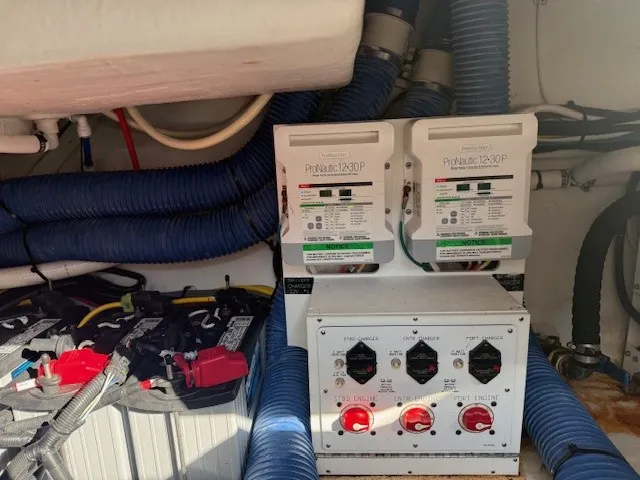 Slide: The Image of Cruisers Yachts 38 GLS 2020 - 25