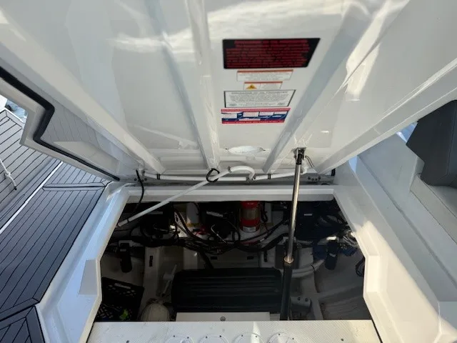 Slide: The Image of Cruisers Yachts 38 GLS 2020 - 31