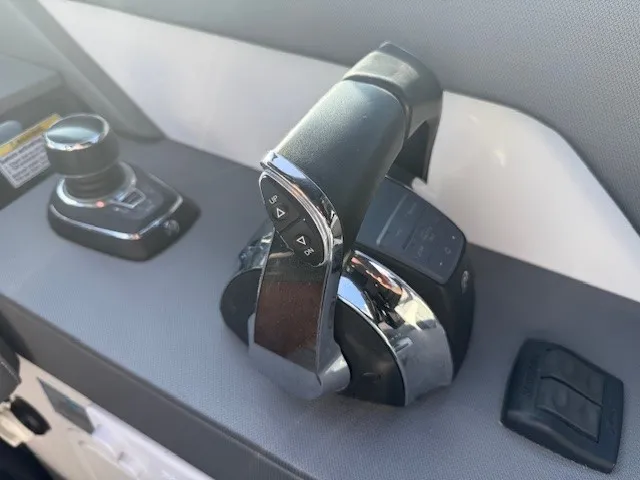 Slide: The Image of Cruisers Yachts 38 GLS 2020 - 32