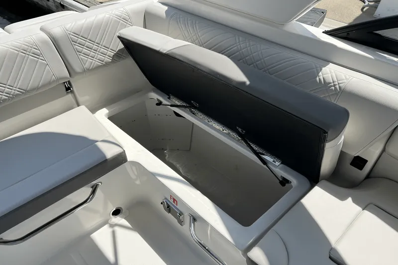 Slide: The Image of Sea Ray SDX 230 Outboard 2026 - 16
