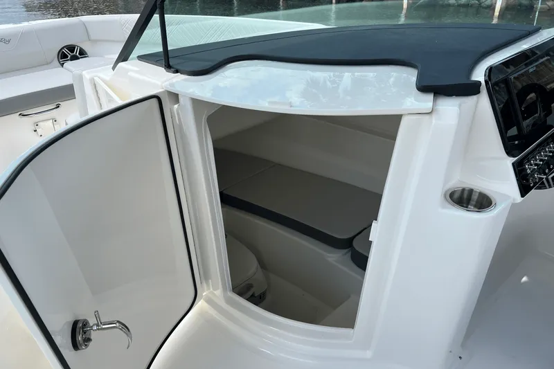 Slide: The Image of Sea Ray SDX 230 Outboard 2026 - 18