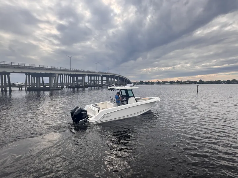 Slide: The Image of Boston Whaler 280 Outrage 2026 - 1